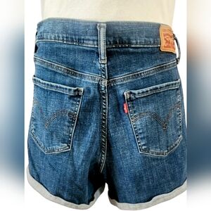 LEVI'S ~ MID LENGTH SHORTS ~ SIZE 31